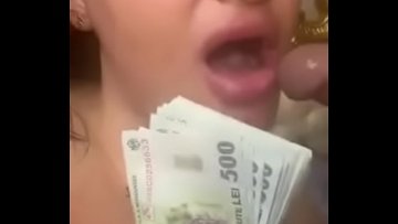 Prostituata bruneta filmeaza cand suge pula bani